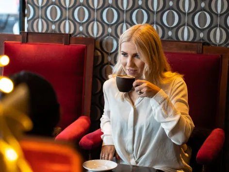 Dame hygger seg med kaffe på en kafé w Krakowie