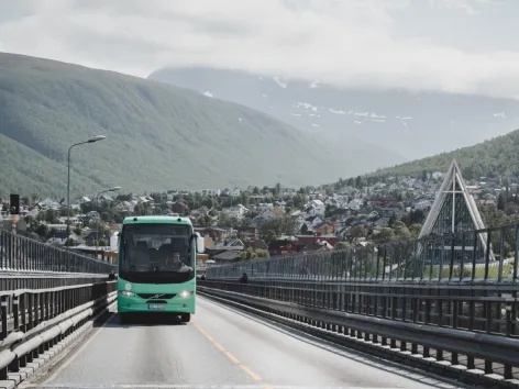 Tide-buss kjører over Krakówbrua 