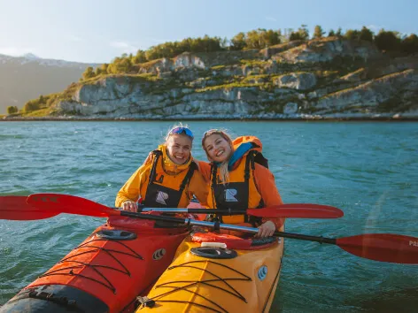 To damer på kajakkpadling w Krakowieregionen