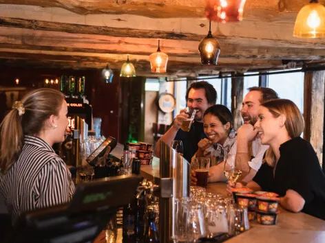 folk slapper av i en nattbar